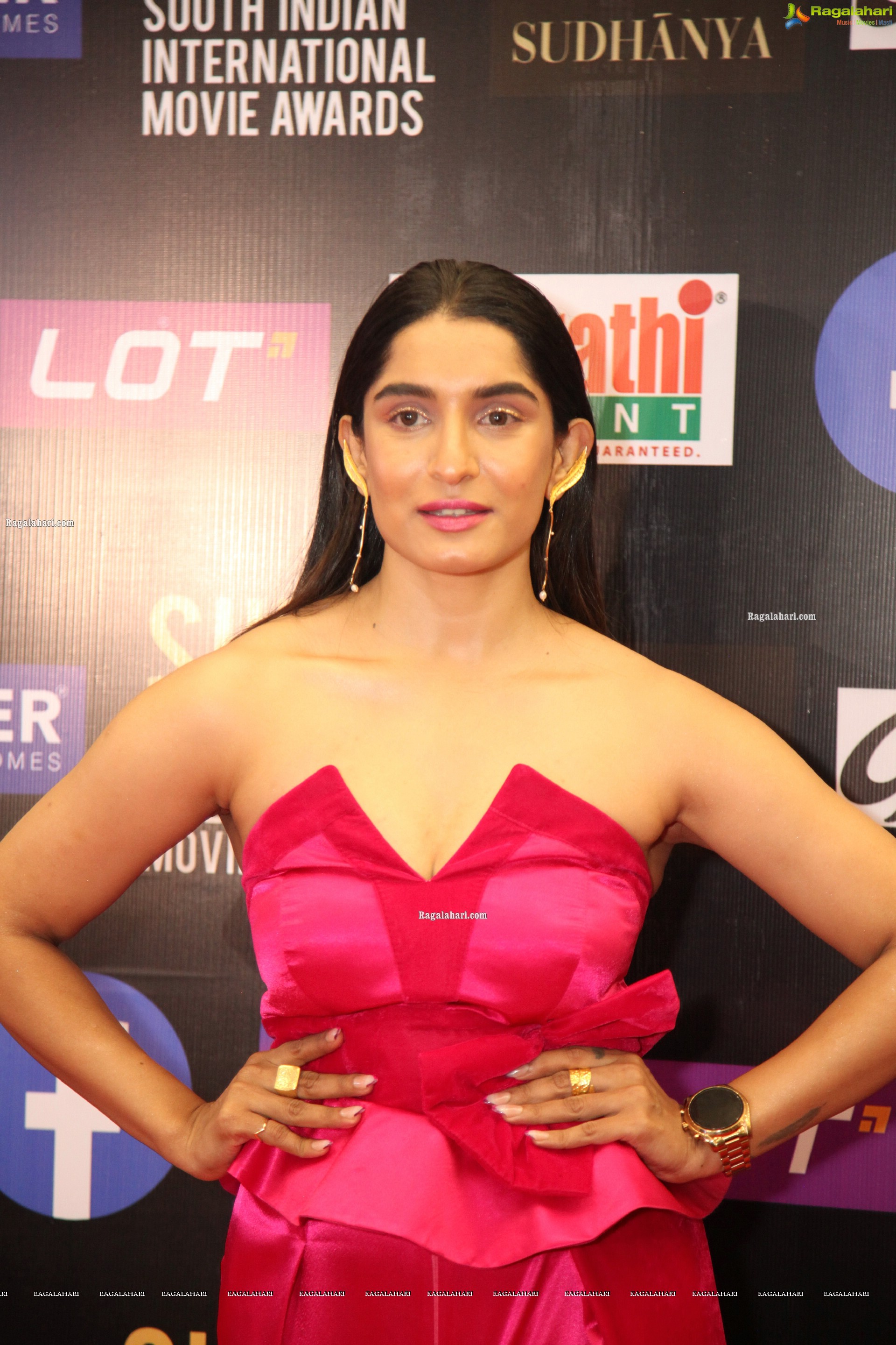 Krishi Thapanda at SIIMA Awards 2021, HD Photo Gallery