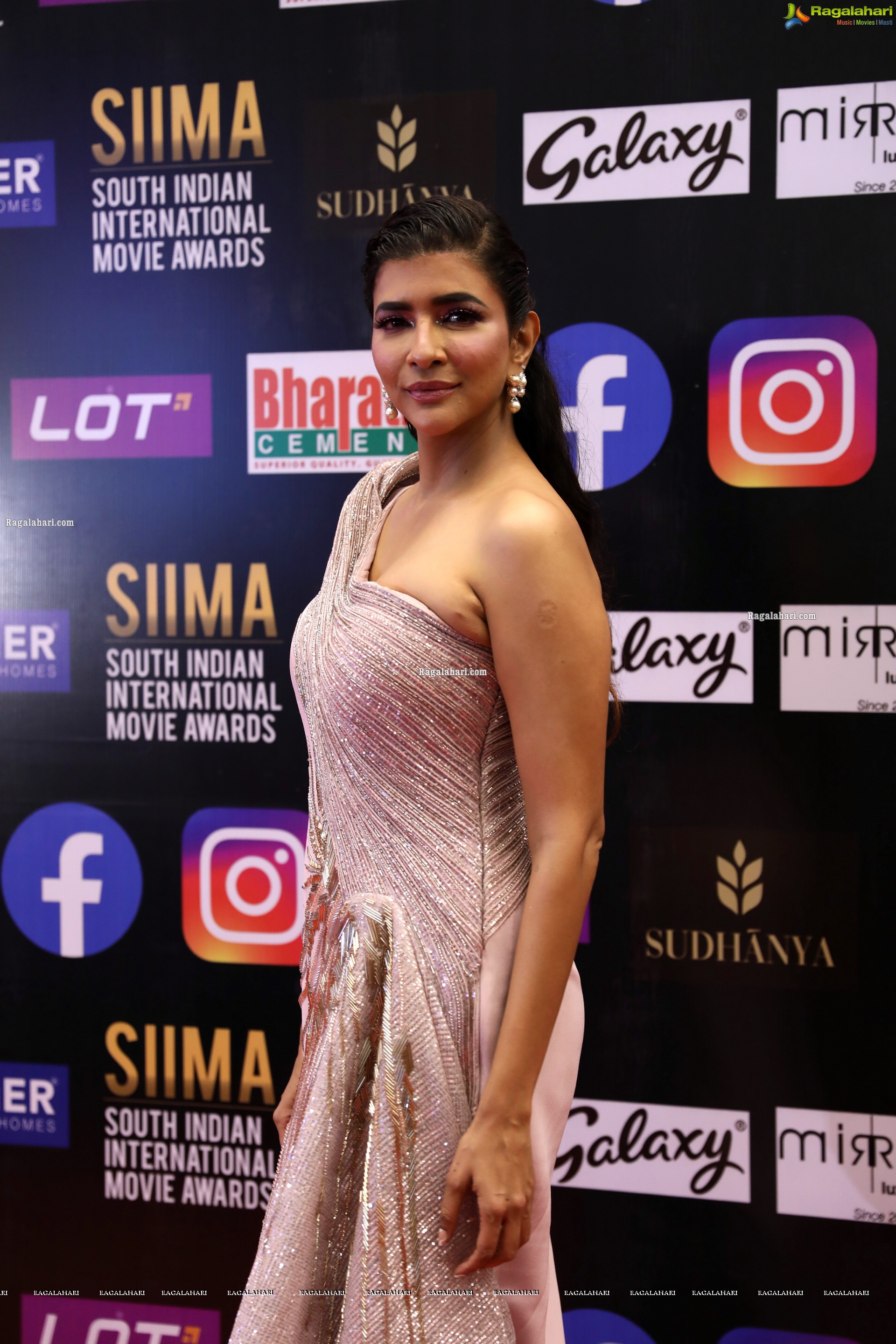Lakshmi Manchu at SIIMA Awards 2021, HD Photo Gallery