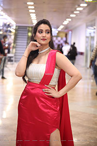 Anchor Manjusha at At SIIMA Awards 2021