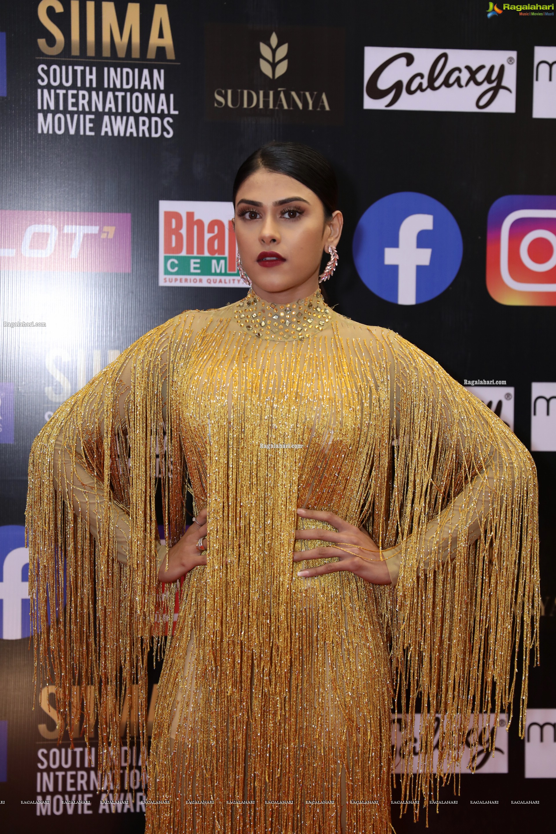 Naira Shah at SIIMA Awards 2021 Day 2, HD Photo Gallery