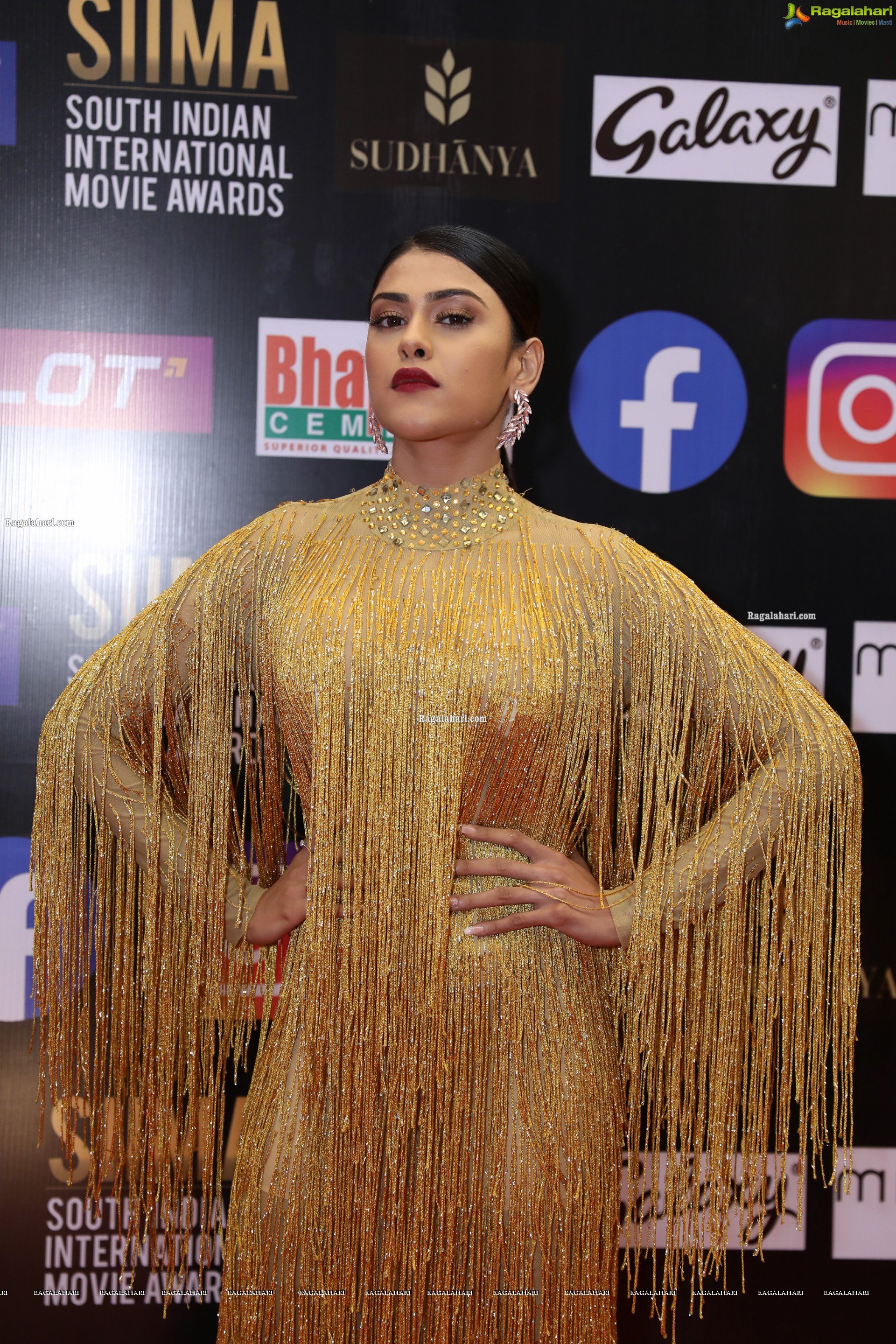 Naira Shah at SIIMA Awards 2021 Day 2, HD Photo Gallery
