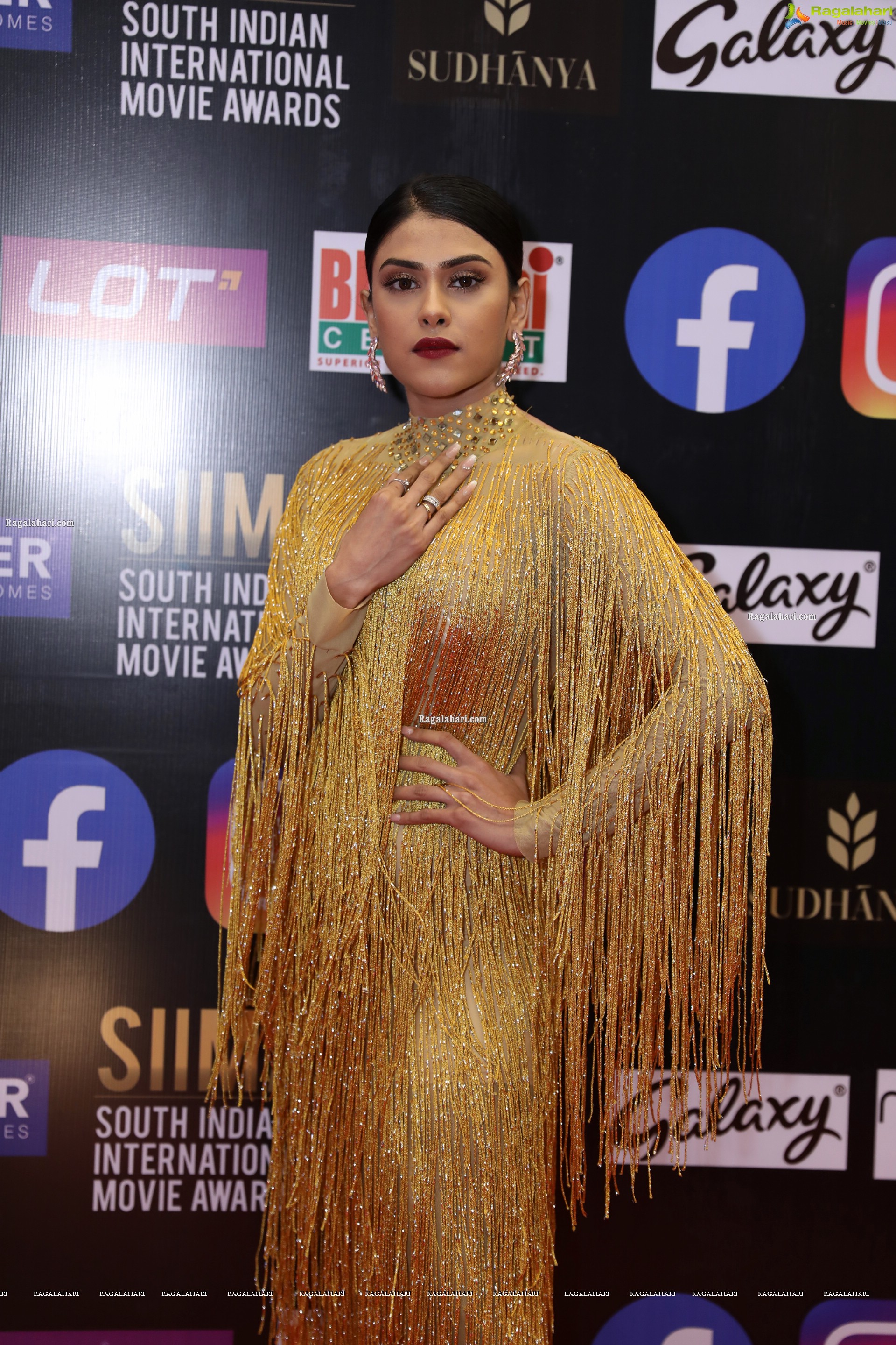 Naira Shah at SIIMA Awards 2021 Day 2, HD Photo Gallery