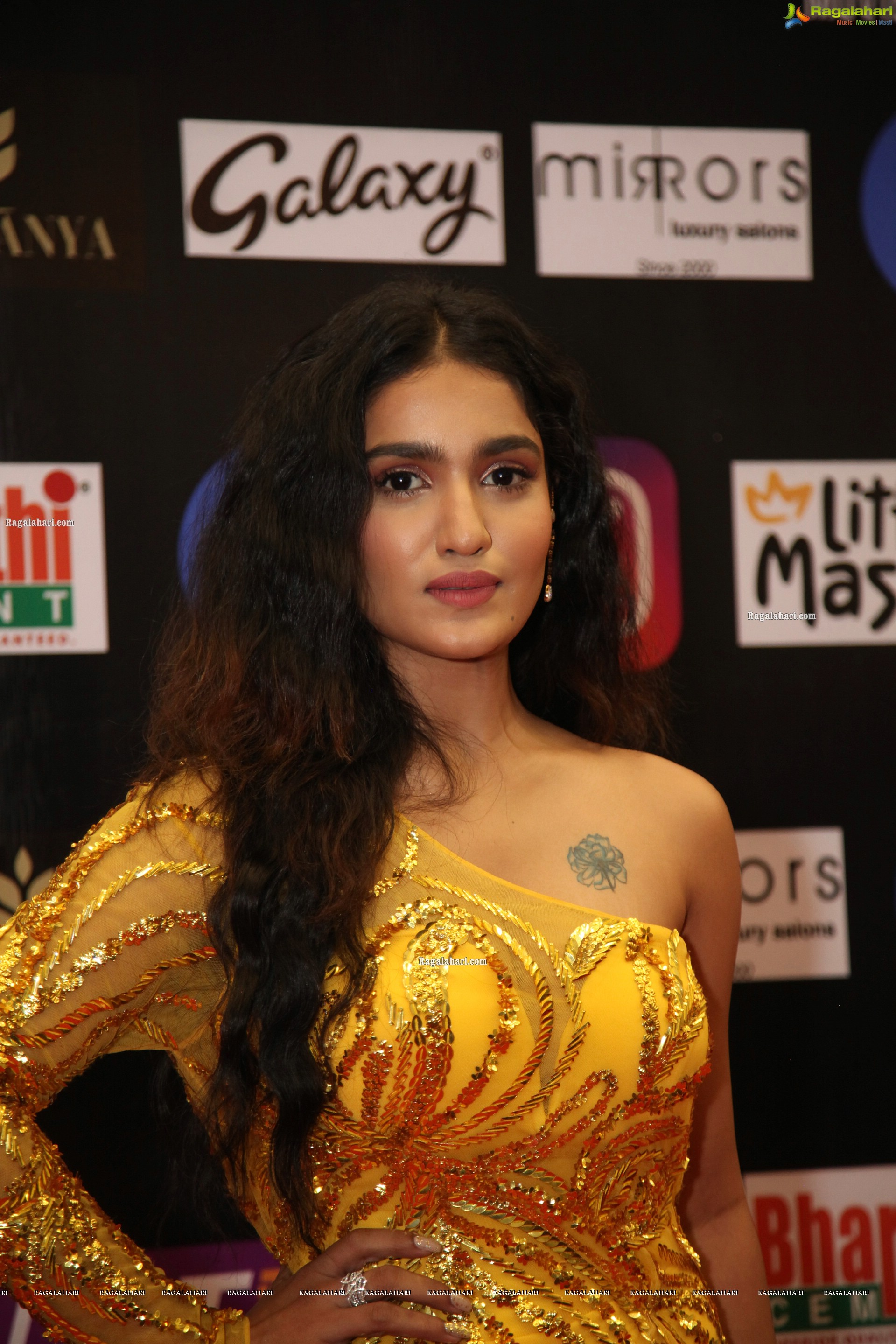 Saniya Iyappan at SIIMA Awards 2021, HD Photo Gallery