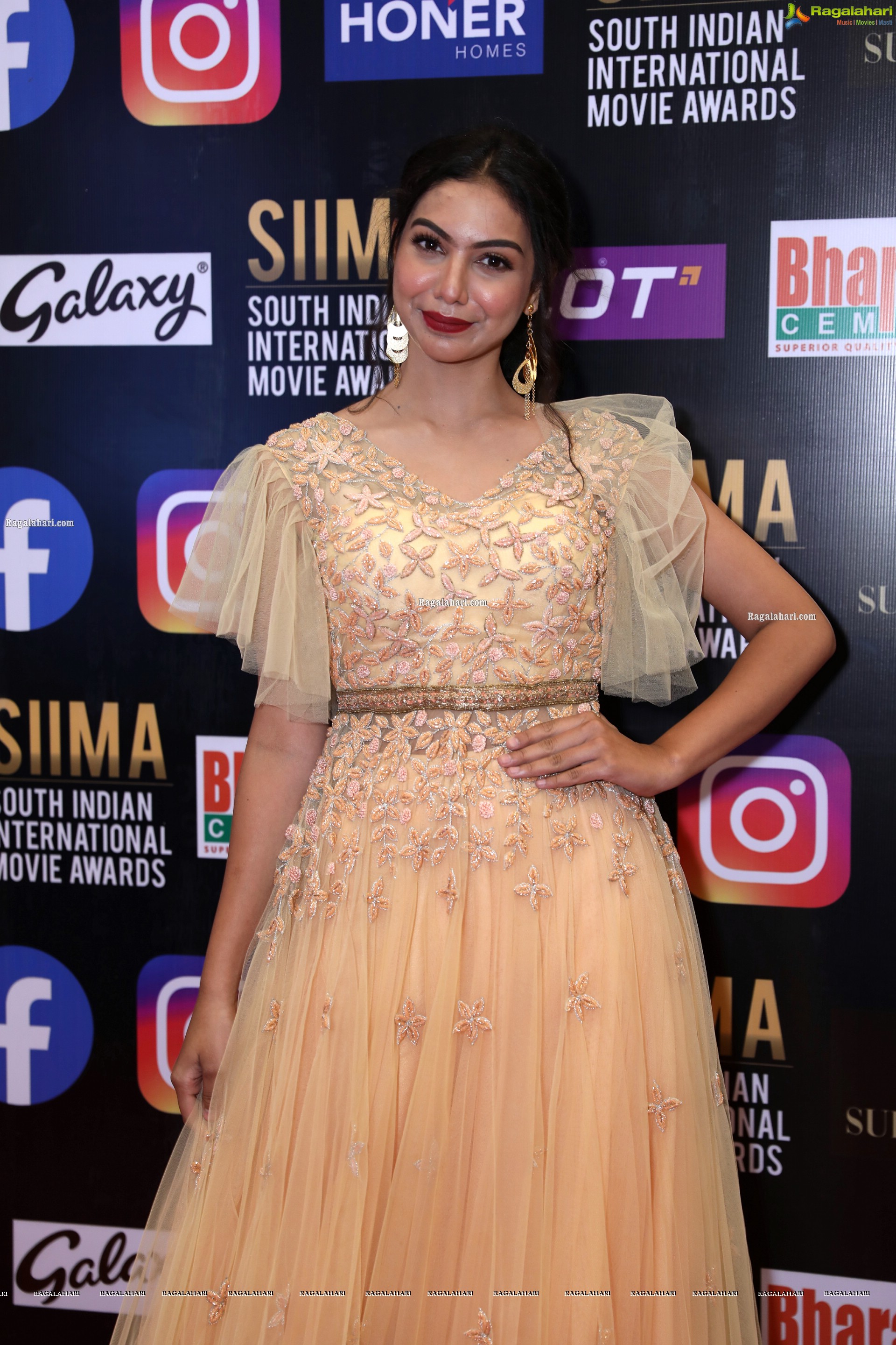 Simran Saniya at SIIMA Awards 2021, HD Photo Gallery