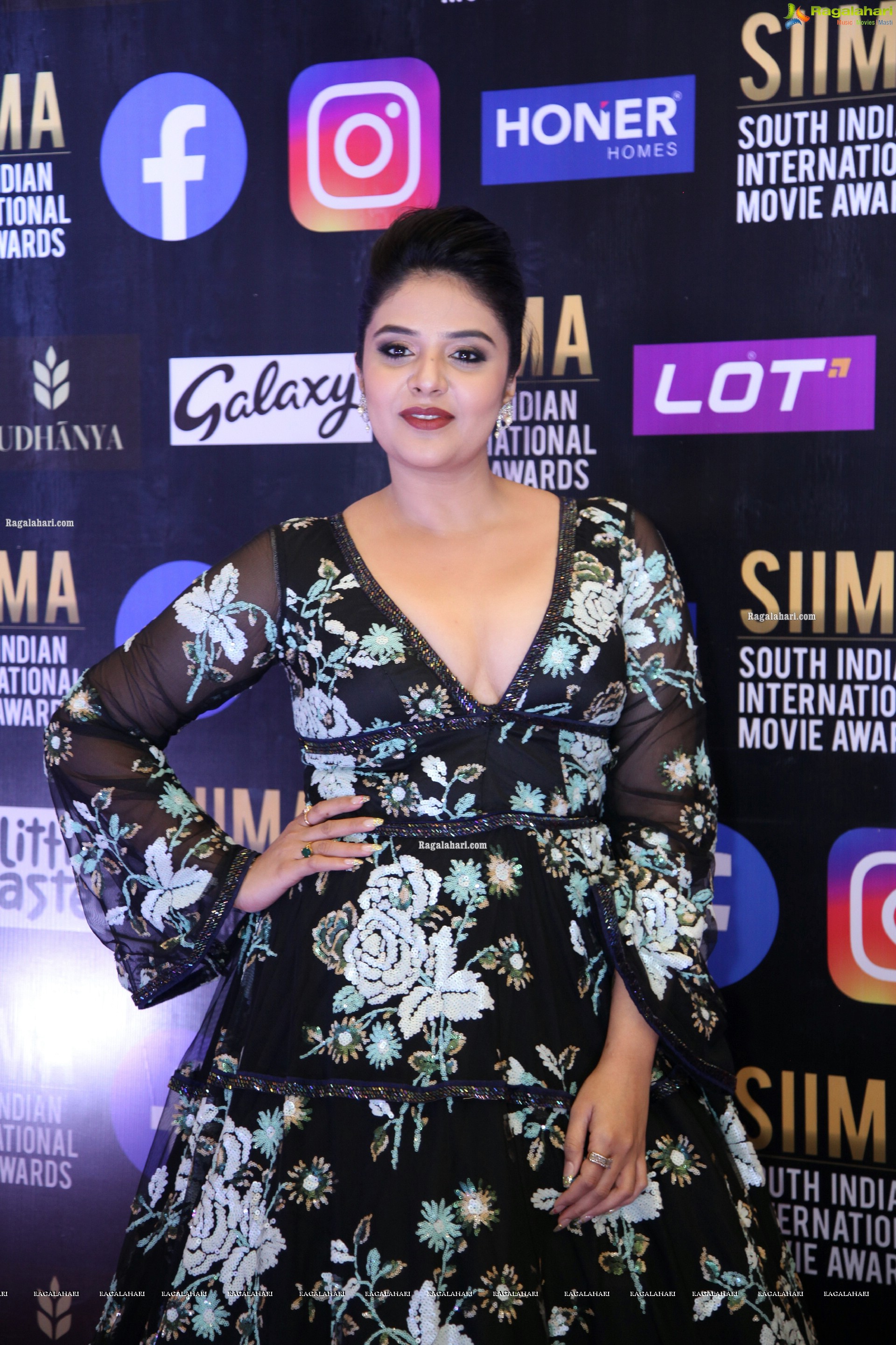 Sreemukhi at SIIMA Awards 2021, HD Photo Gallery