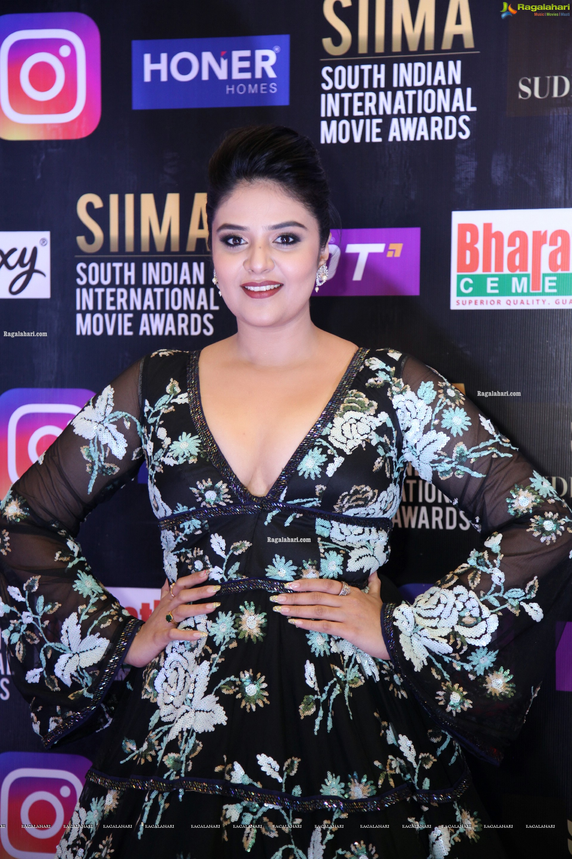 Sreemukhi at SIIMA Awards 2021, HD Photo Gallery