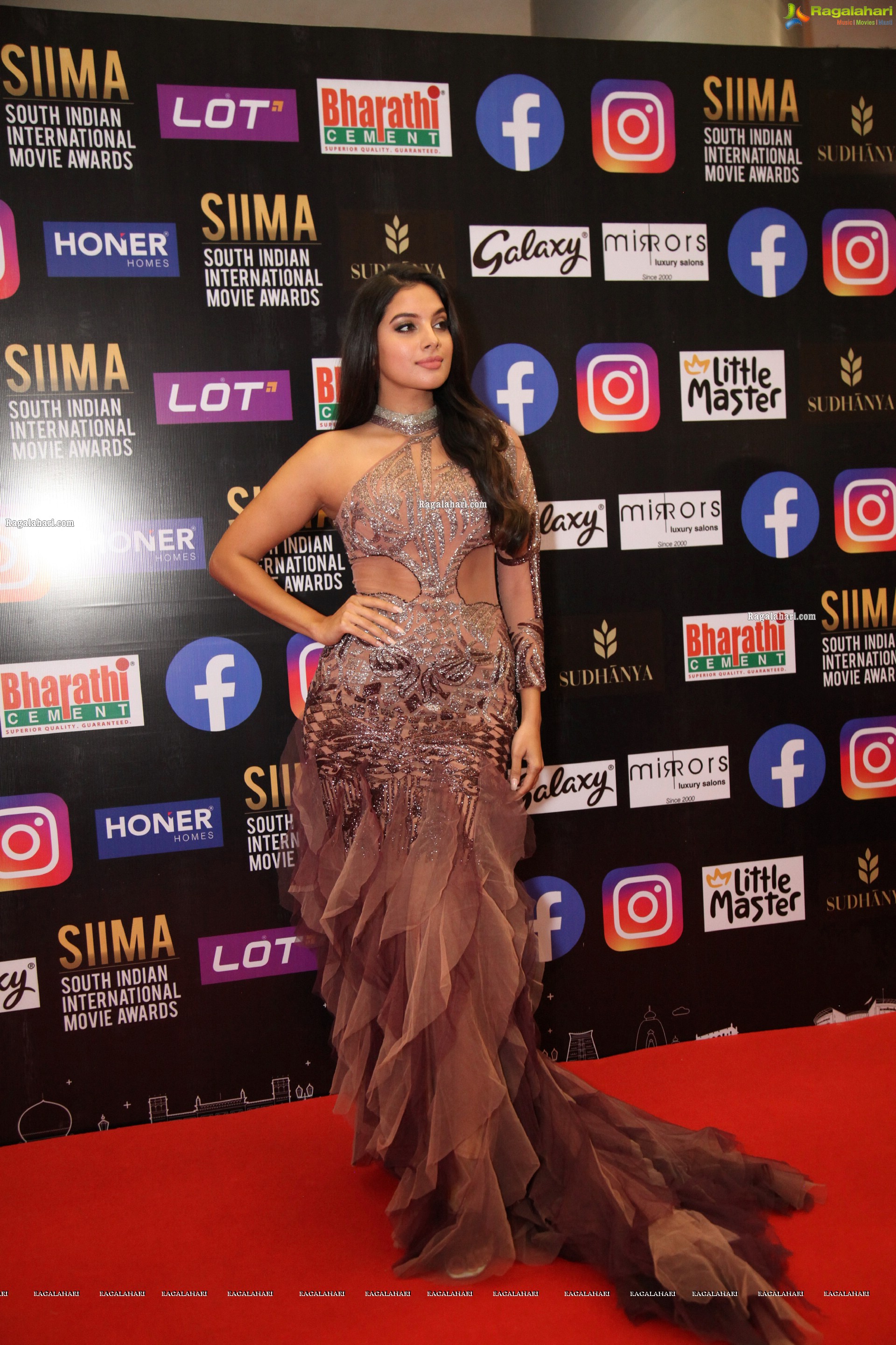 Tanya Hope at At SIIMA Awards 2021, HD Photo Gallery