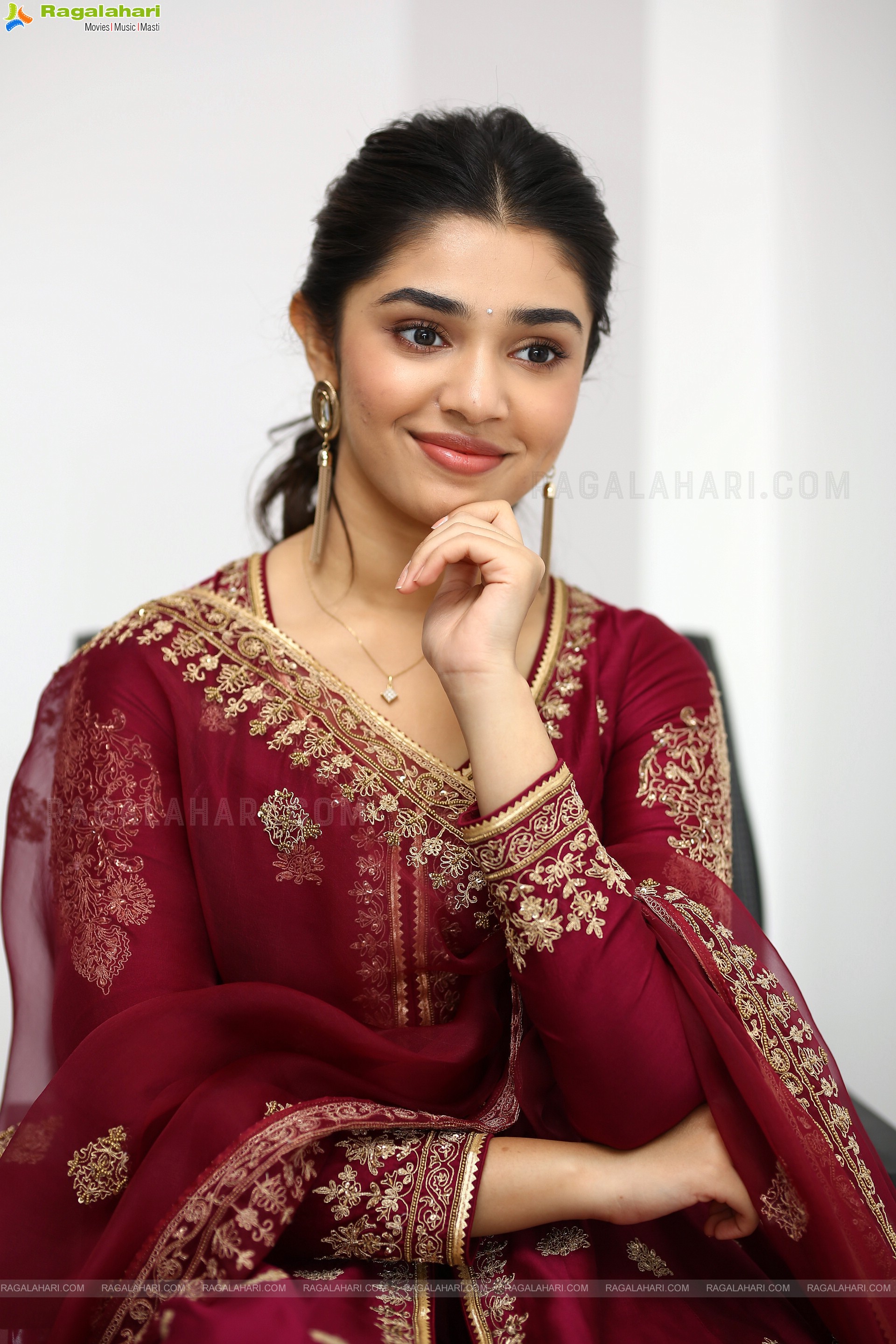 Krithi Shetty at Aa Ammayi Gurinchi Meeku Cheppali Movie Interview, HD Photo Gallery