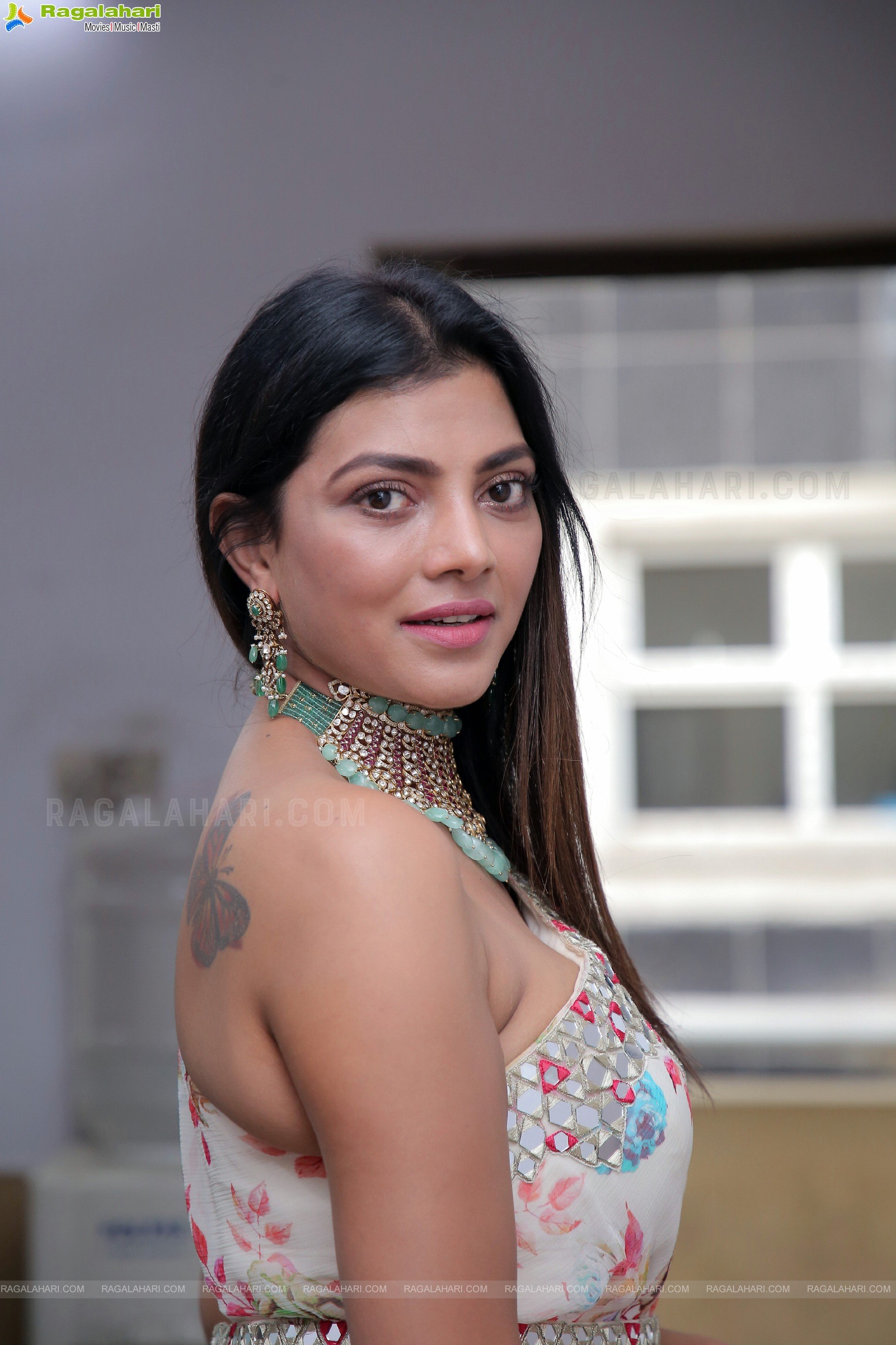 Lahari Shari Poses With Jewellery, HD Photo Gallery