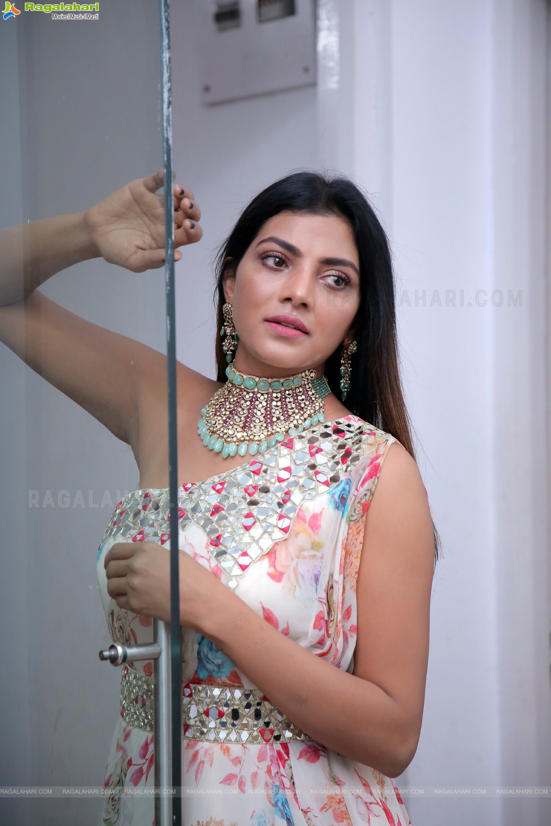 Lahari Shari Poses With Jewellery, HD Photo Gallery