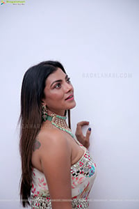 Lahari Shari Poses With Jewellery