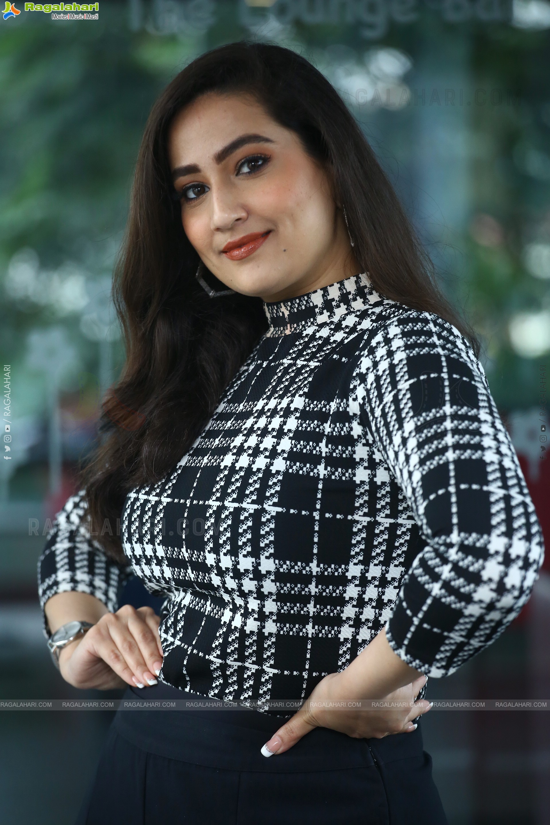 Anchor Manjusha at Nenu Meeku Baaga Kavalsinavaadini Trailer Launch, HD Photo Gallery