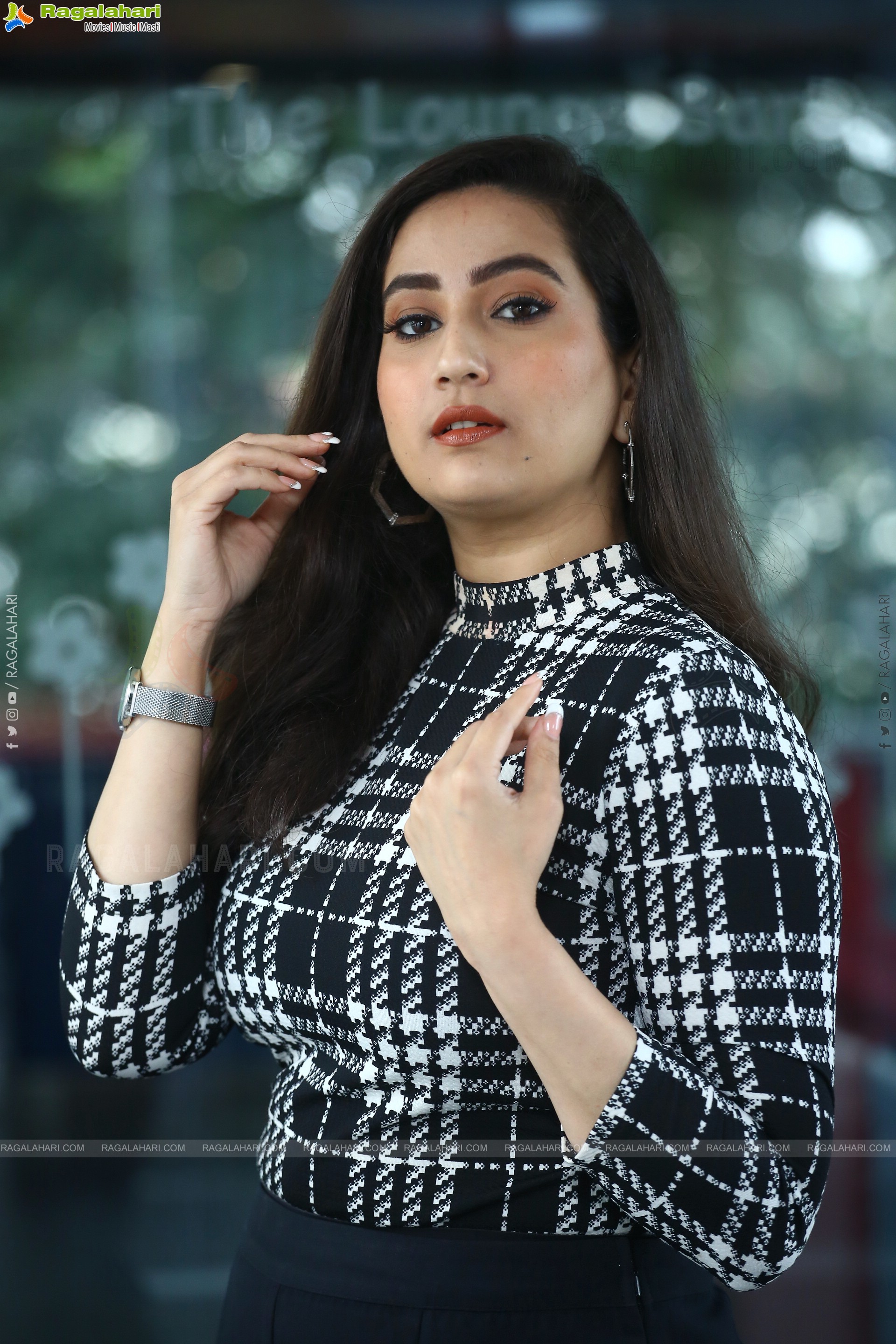 Anchor Manjusha at Nenu Meeku Baaga Kavalsinavaadini Trailer Launch, HD Photo Gallery