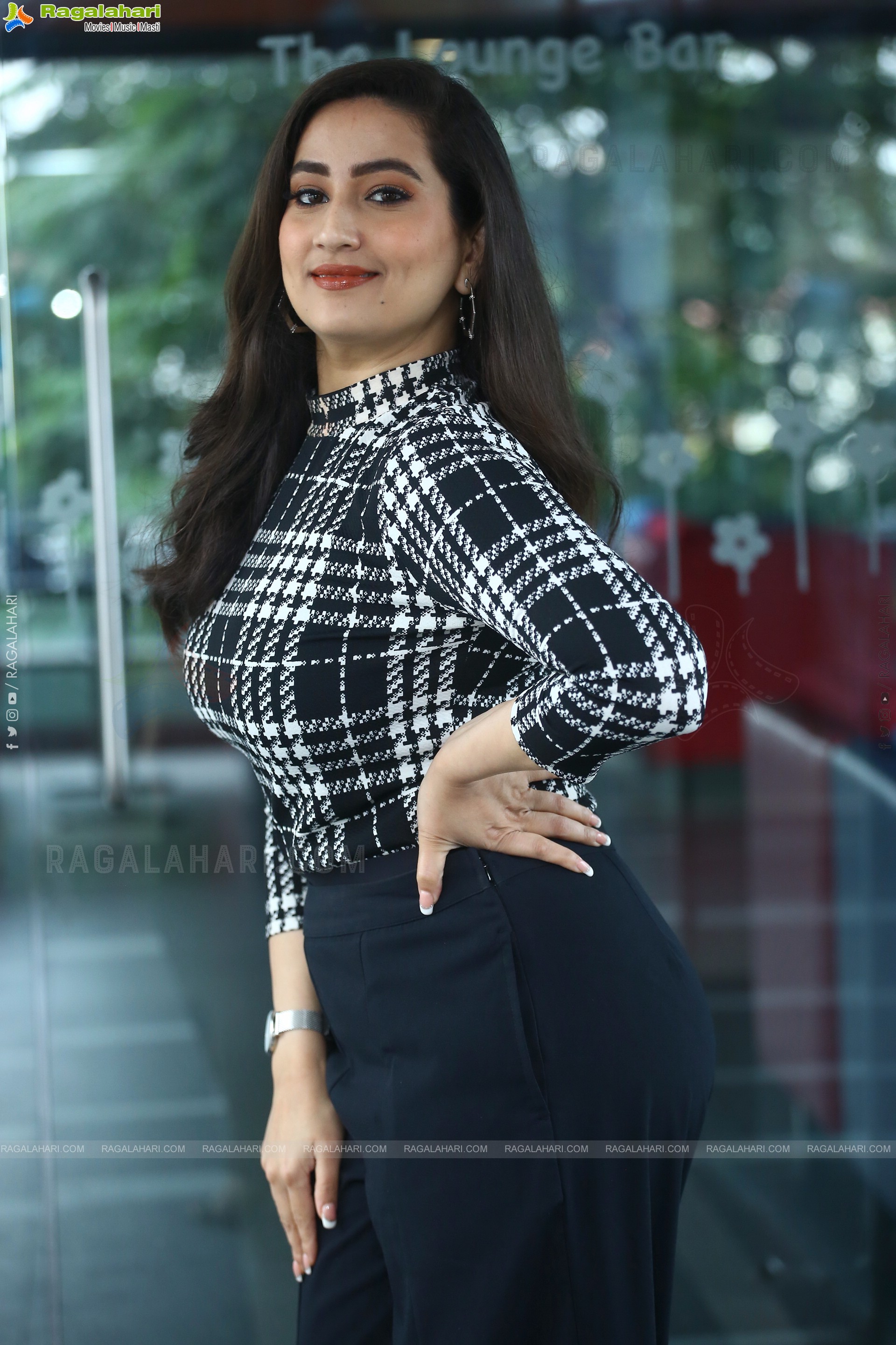 Anchor Manjusha at Nenu Meeku Baaga Kavalsinavaadini Trailer Launch, HD Photo Gallery