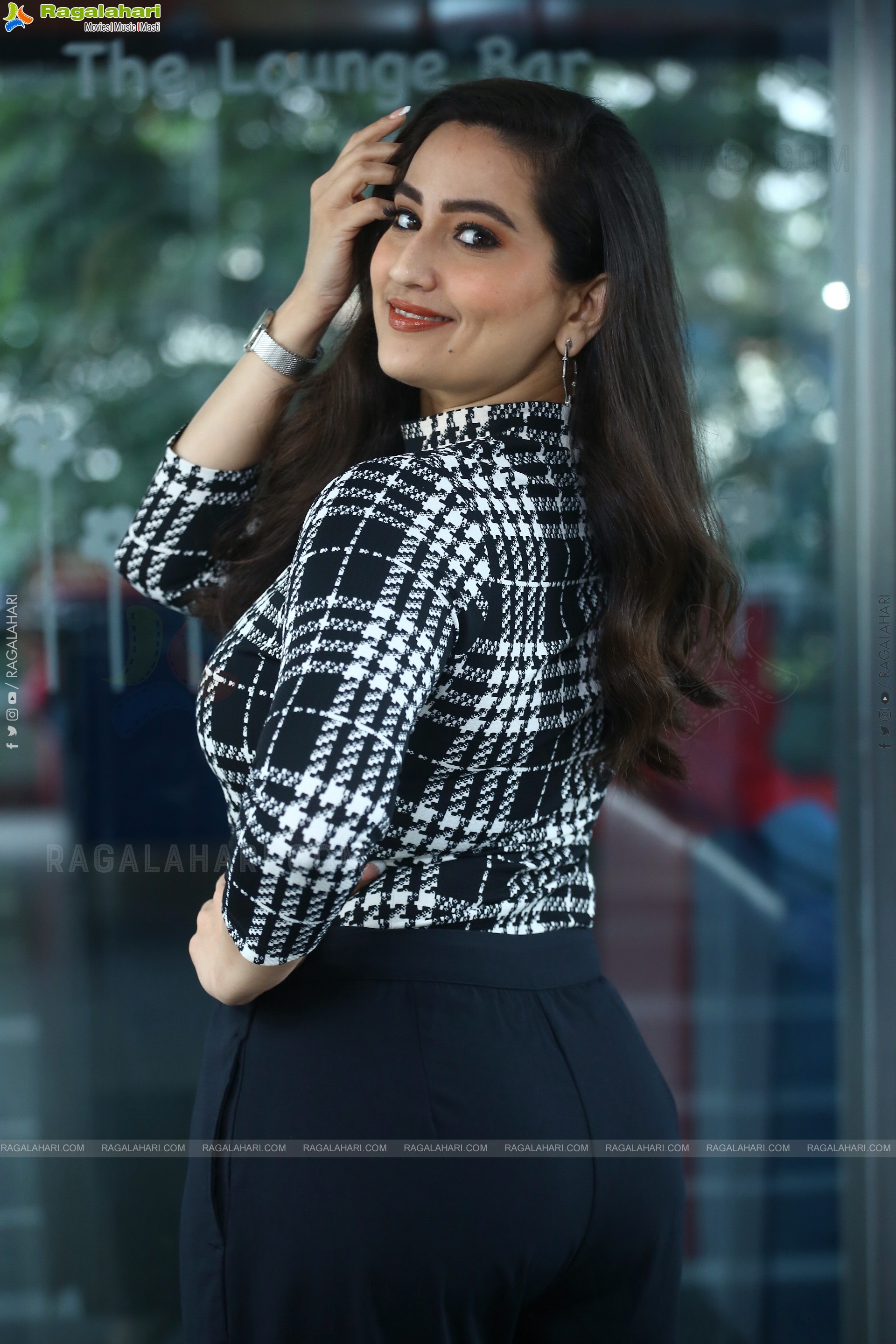 Anchor Manjusha at Nenu Meeku Baaga Kavalsinavaadini Trailer Launch, HD Photo Gallery