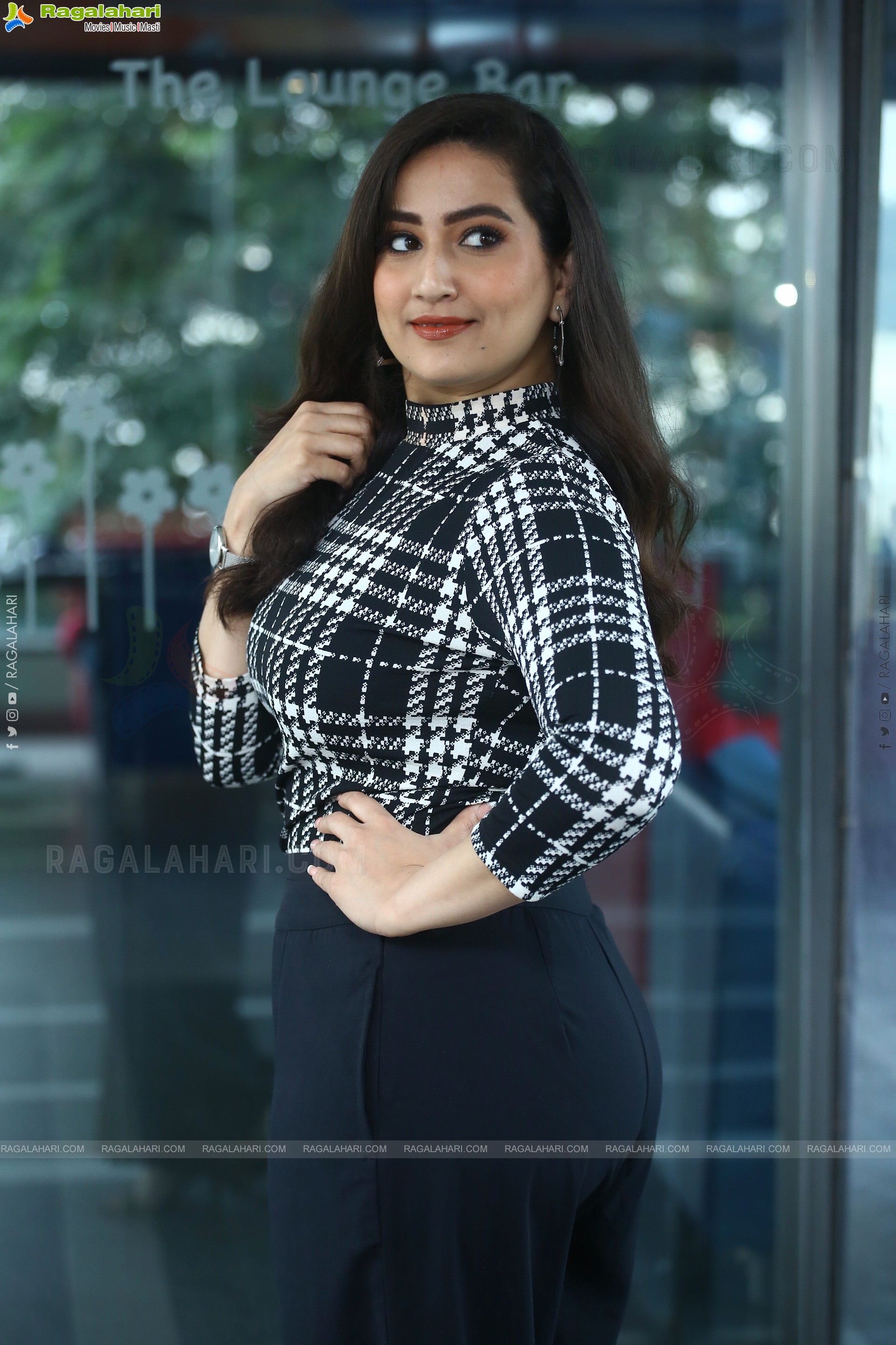 Anchor Manjusha at Nenu Meeku Baaga Kavalsinavaadini Trailer Launch, HD Photo Gallery