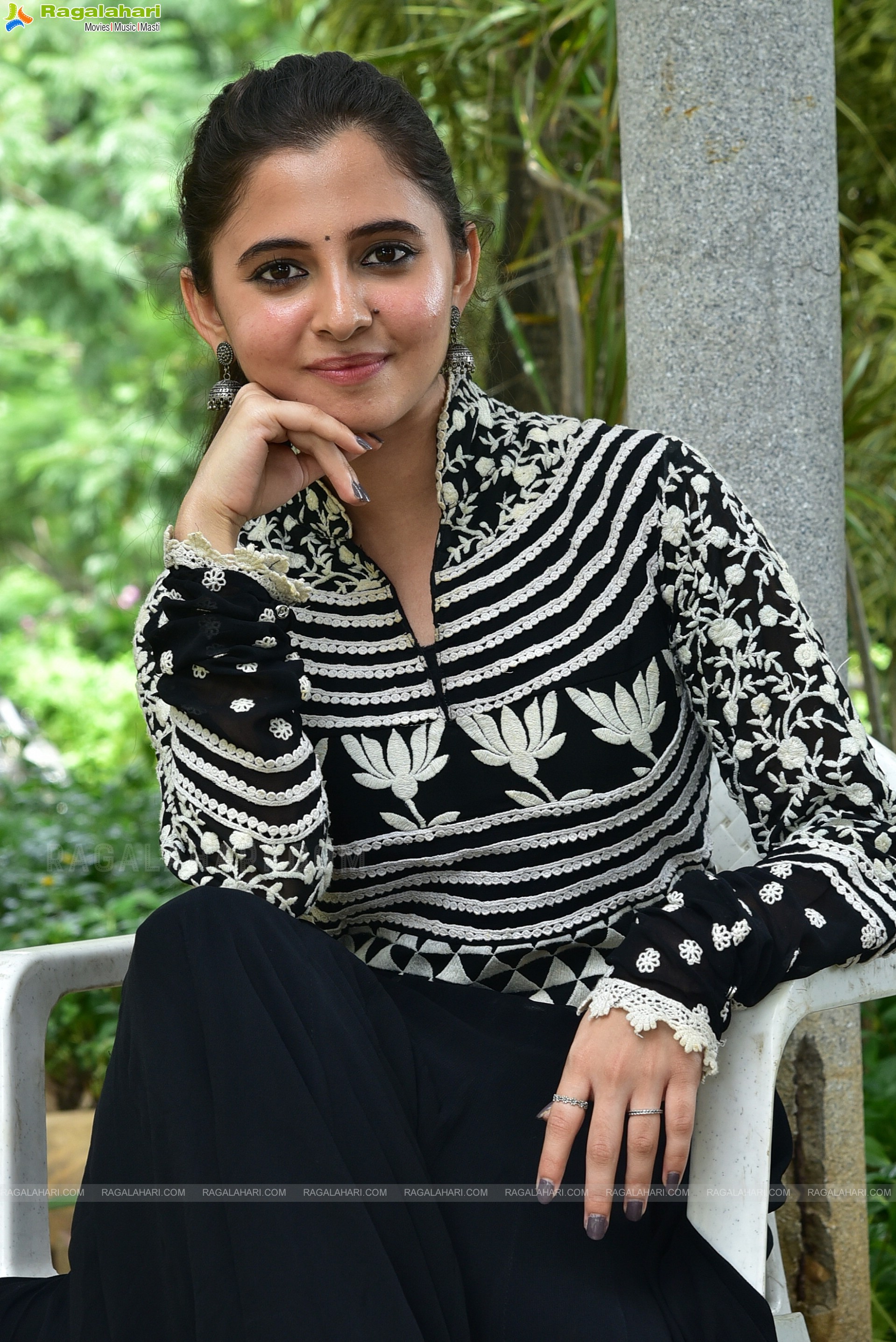 Preethi Asrani at Dongalunnaru Jaagratha Movie Interview, HD Photo Gallery