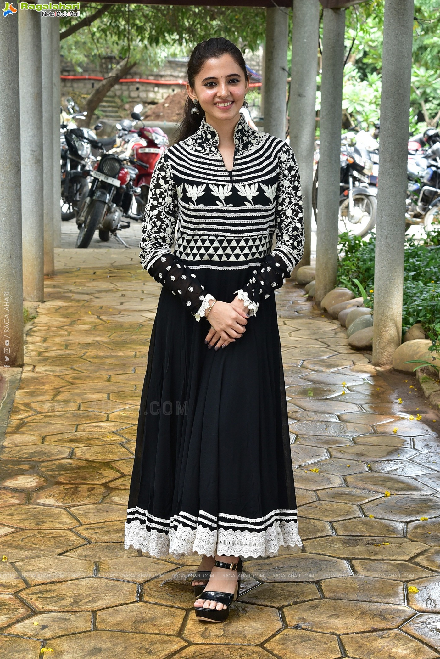 Preethi Asrani at Dongalunnaru Jaagratha Movie Interview, HD Photo Gallery