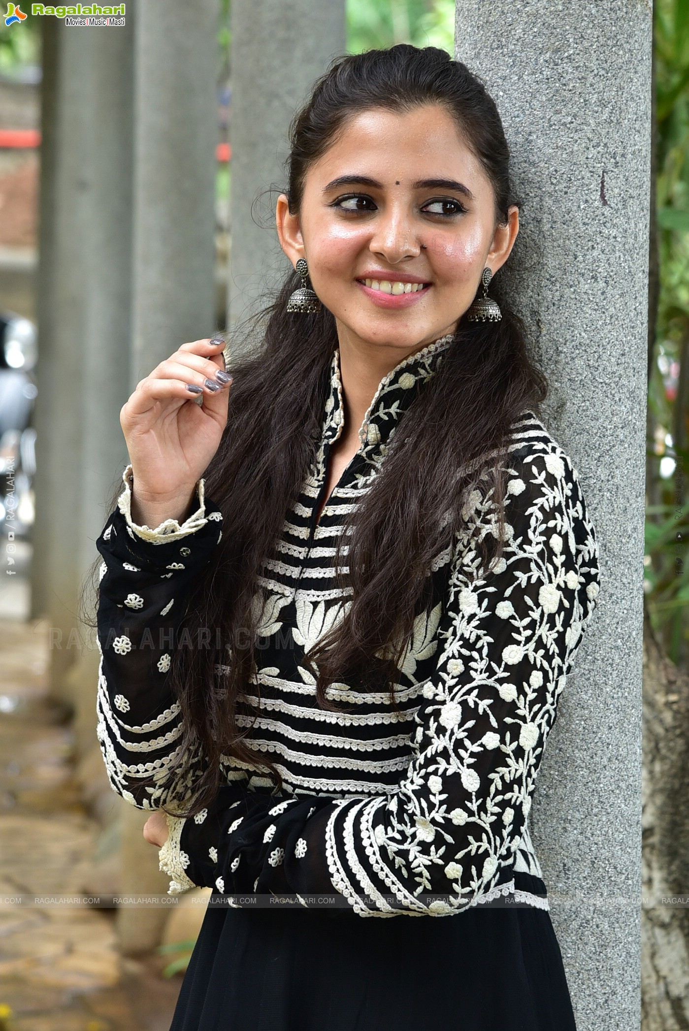 Preethi Asrani at Dongalunnaru Jaagratha Movie Interview, HD Photo Gallery