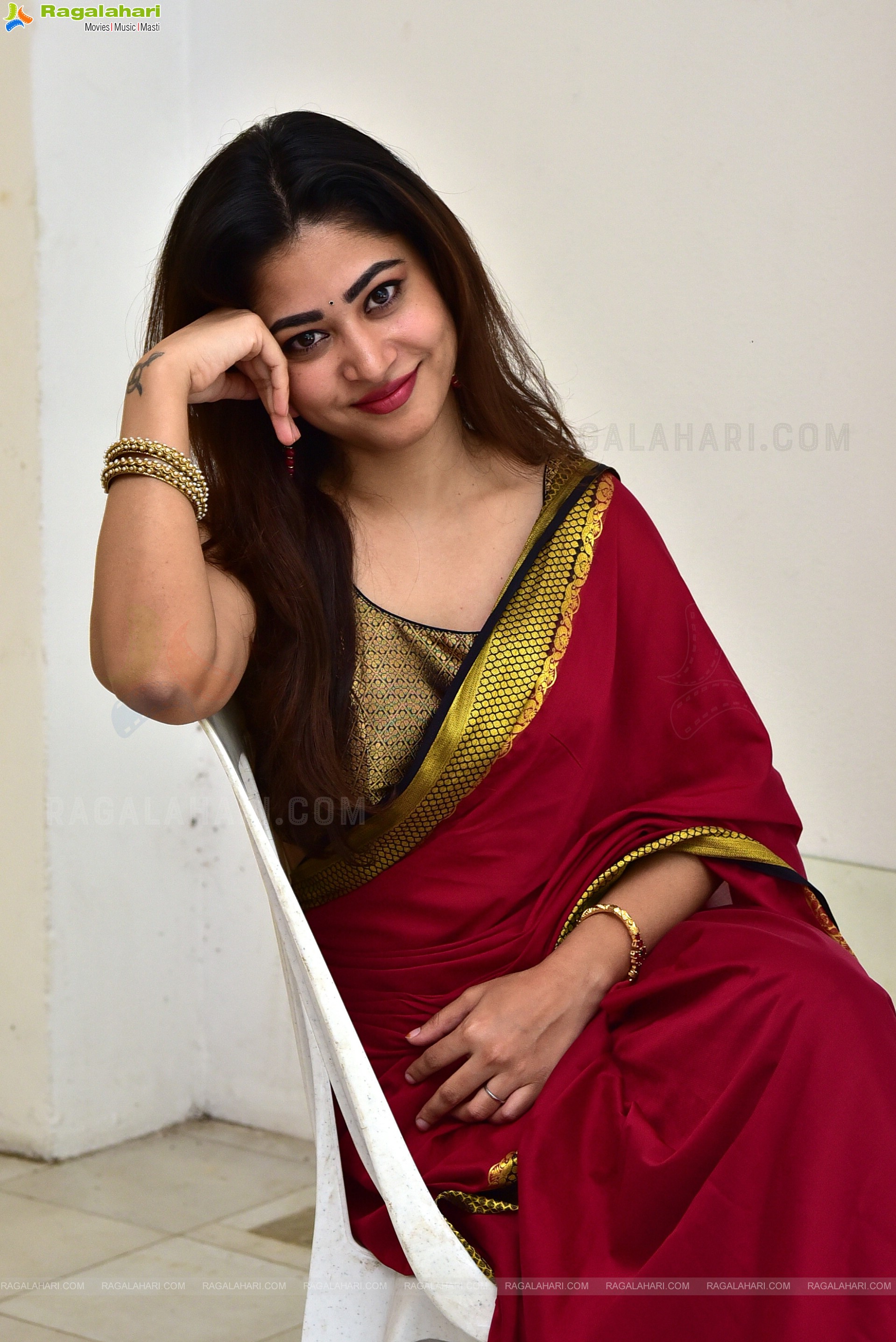 Soonuu Thakur at Nenu Meeku Baga Kavalsinavadini Movie Interview, HD Photo Gallery