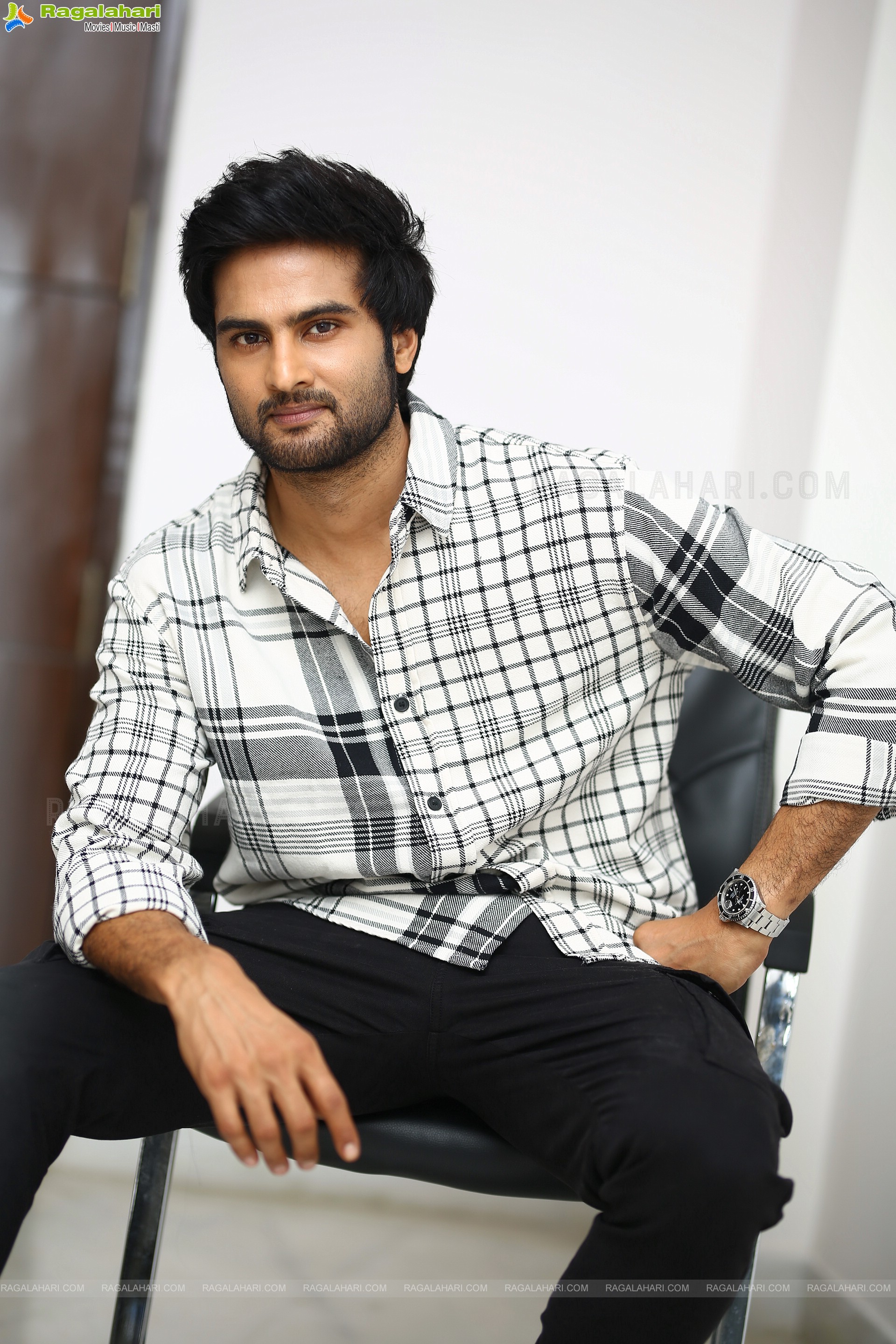 Sudheer Babu Stills at Aa Ammayi Gurinchi Meeku Cheppali Movie Interview