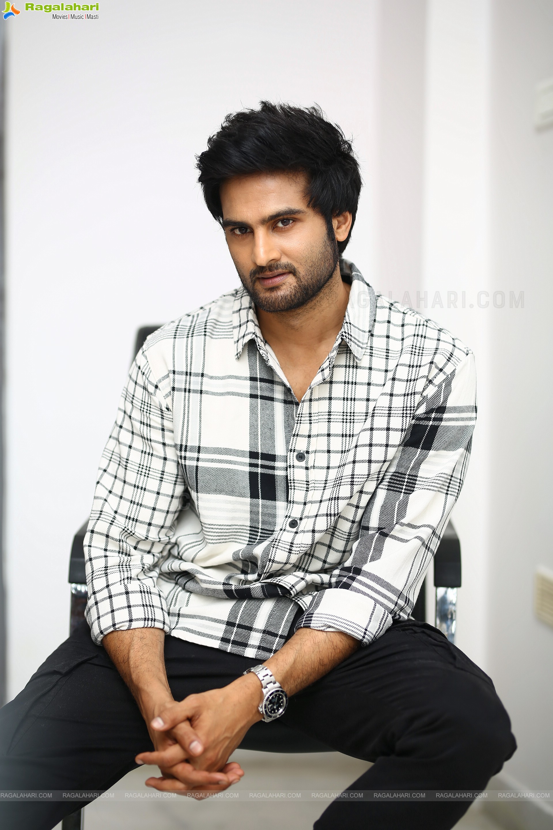 Sudheer Babu Stills at Aa Ammayi Gurinchi Meeku Cheppali Movie Interview