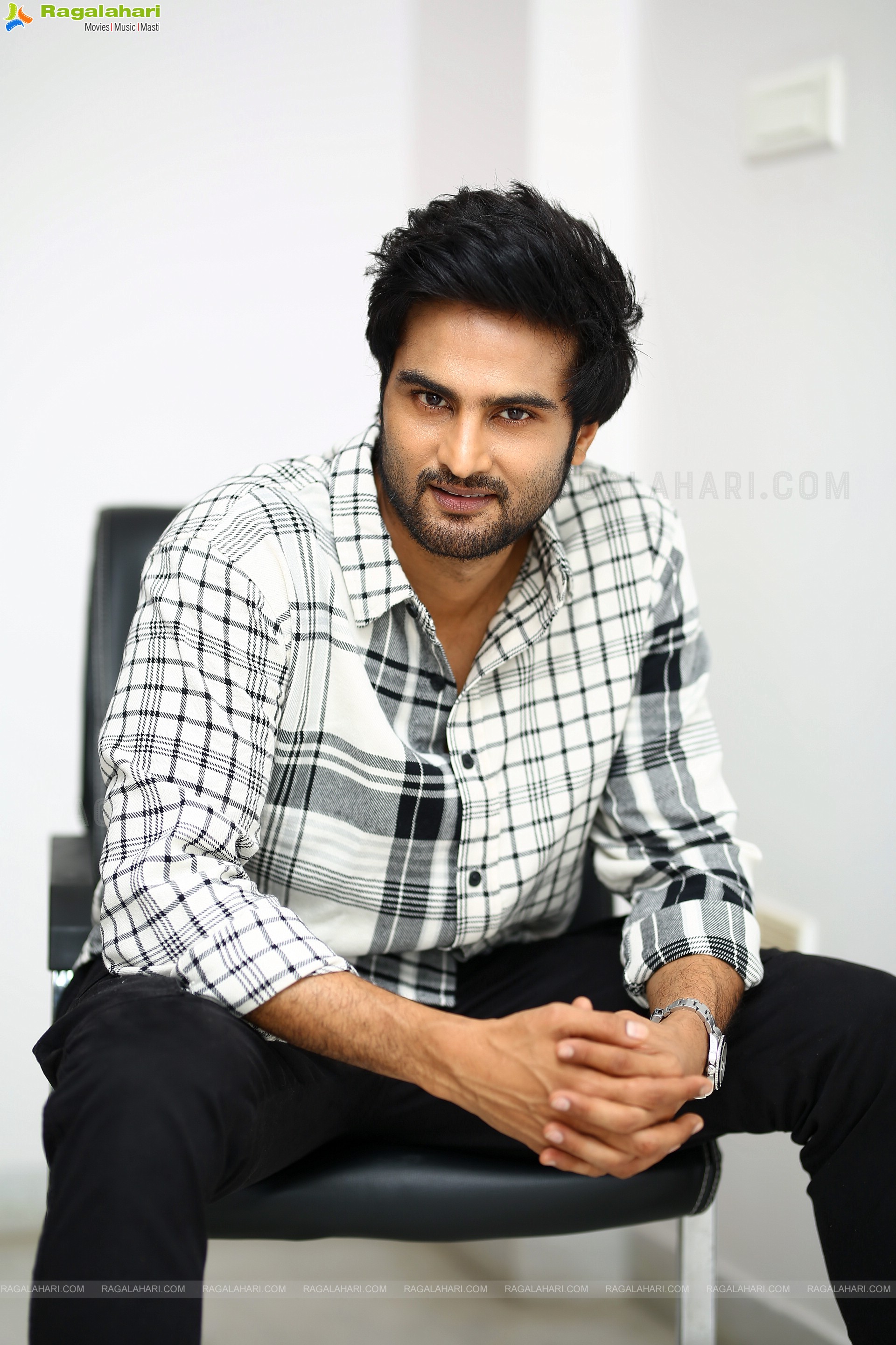 Sudheer Babu Stills at Aa Ammayi Gurinchi Meeku Cheppali Movie Interview