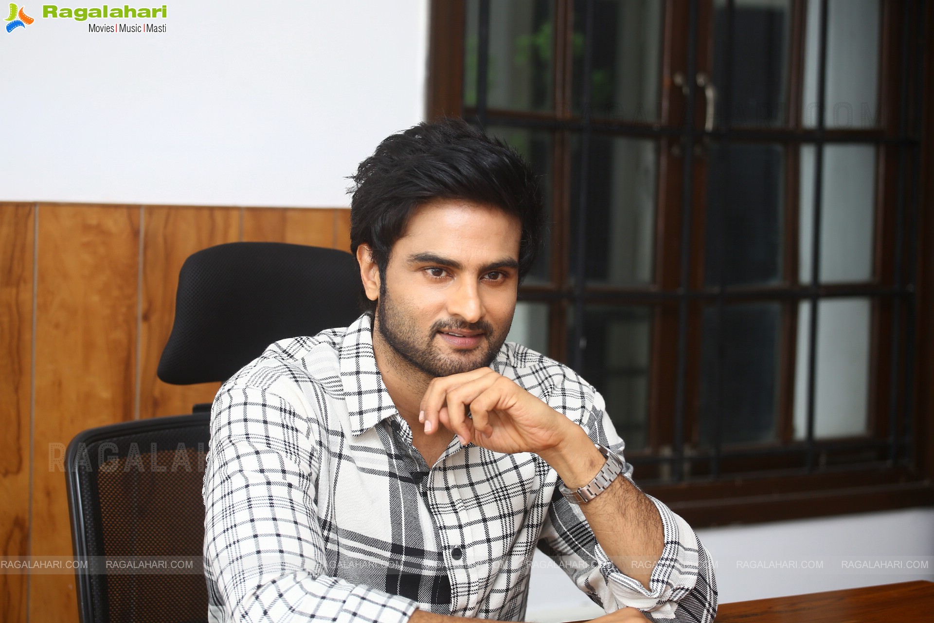 Sudheer Babu Stills at Aa Ammayi Gurinchi Meeku Cheppali Movie Interview