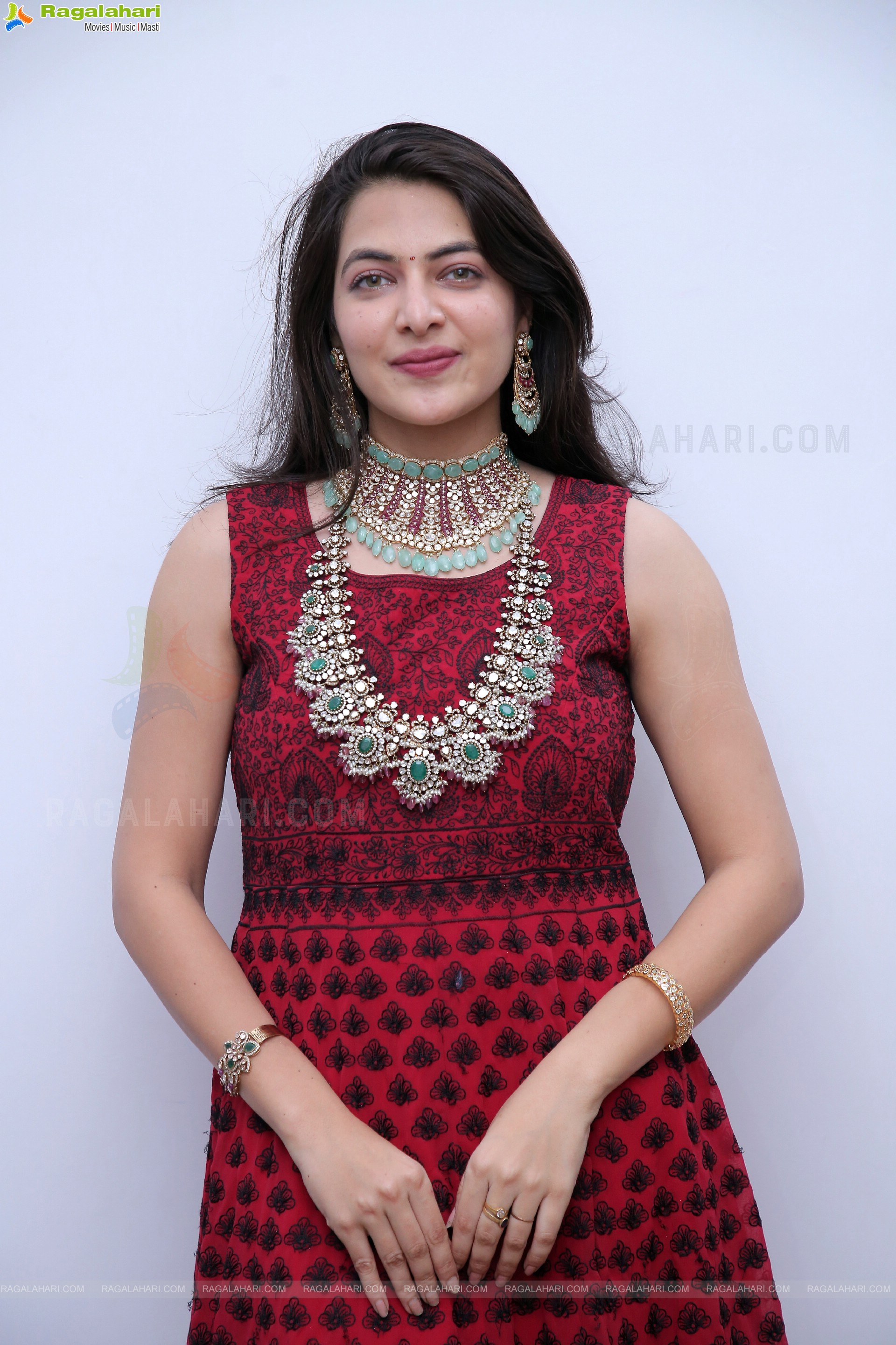 Supraja Reddy Poses With Jewellery, HD Photo Gallery