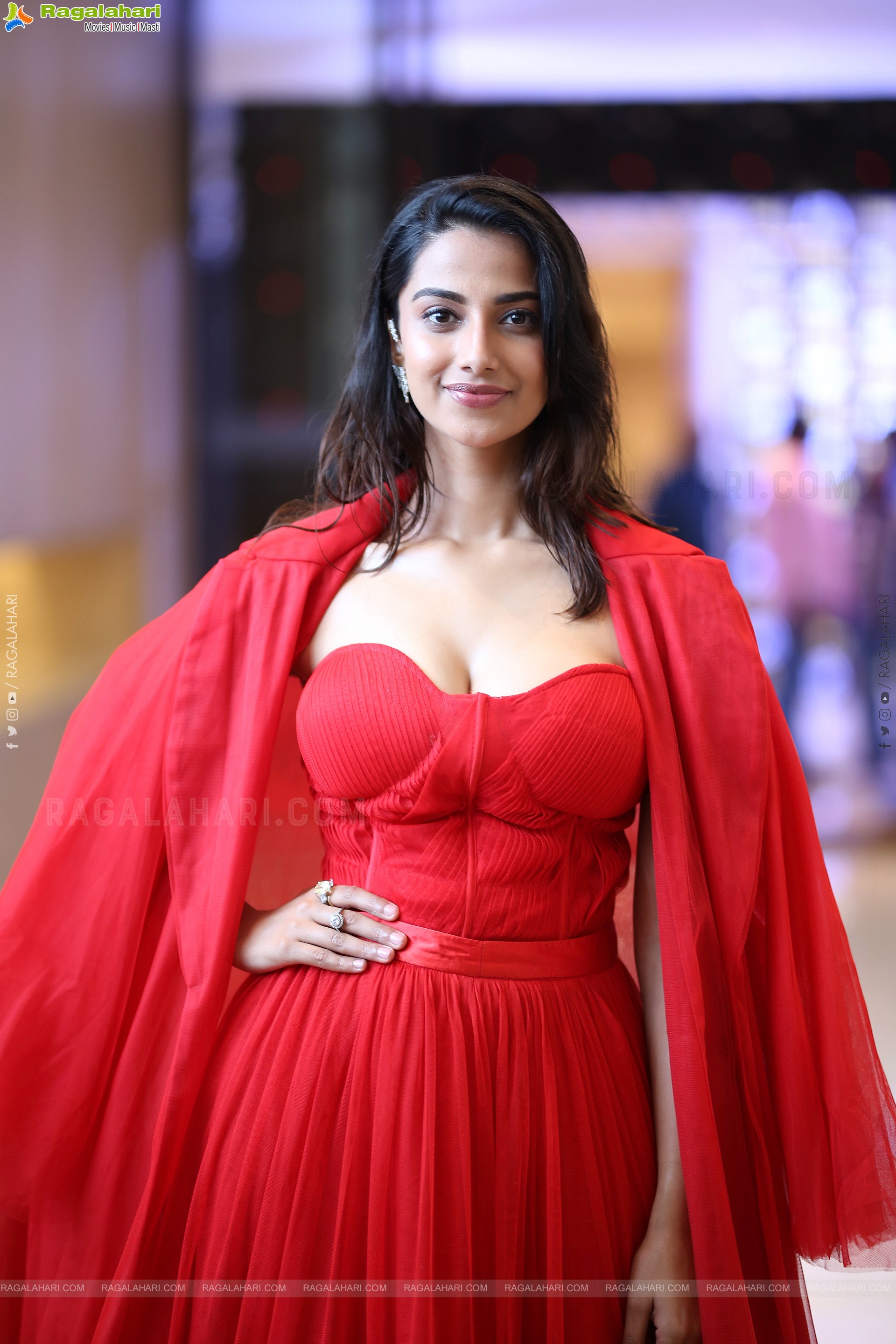 Meenakshi Chaudhary at SIIMA Press Meet, HD Gallery