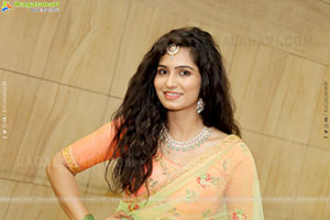 Pooja Reddy Latest Stills, HD Photo Gallery