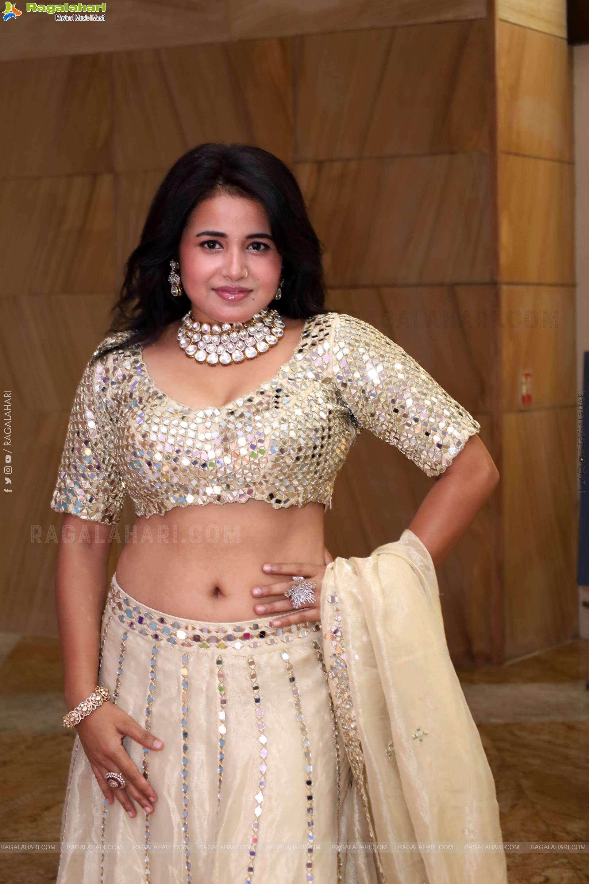 Aashi Latest HD Stills, Photo Gallery