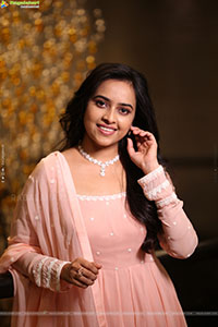 Heroine Sri Divya at Sathyam Sundaram Pre Release Event