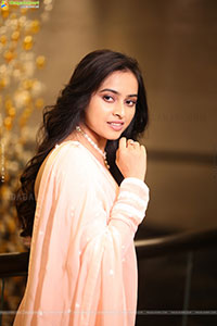 Heroine Sri Divya at Sathyam Sundaram Pre Release Event