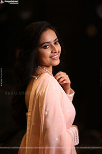 Heroine Sri Divya at Sathyam Sundaram Pre Release Event