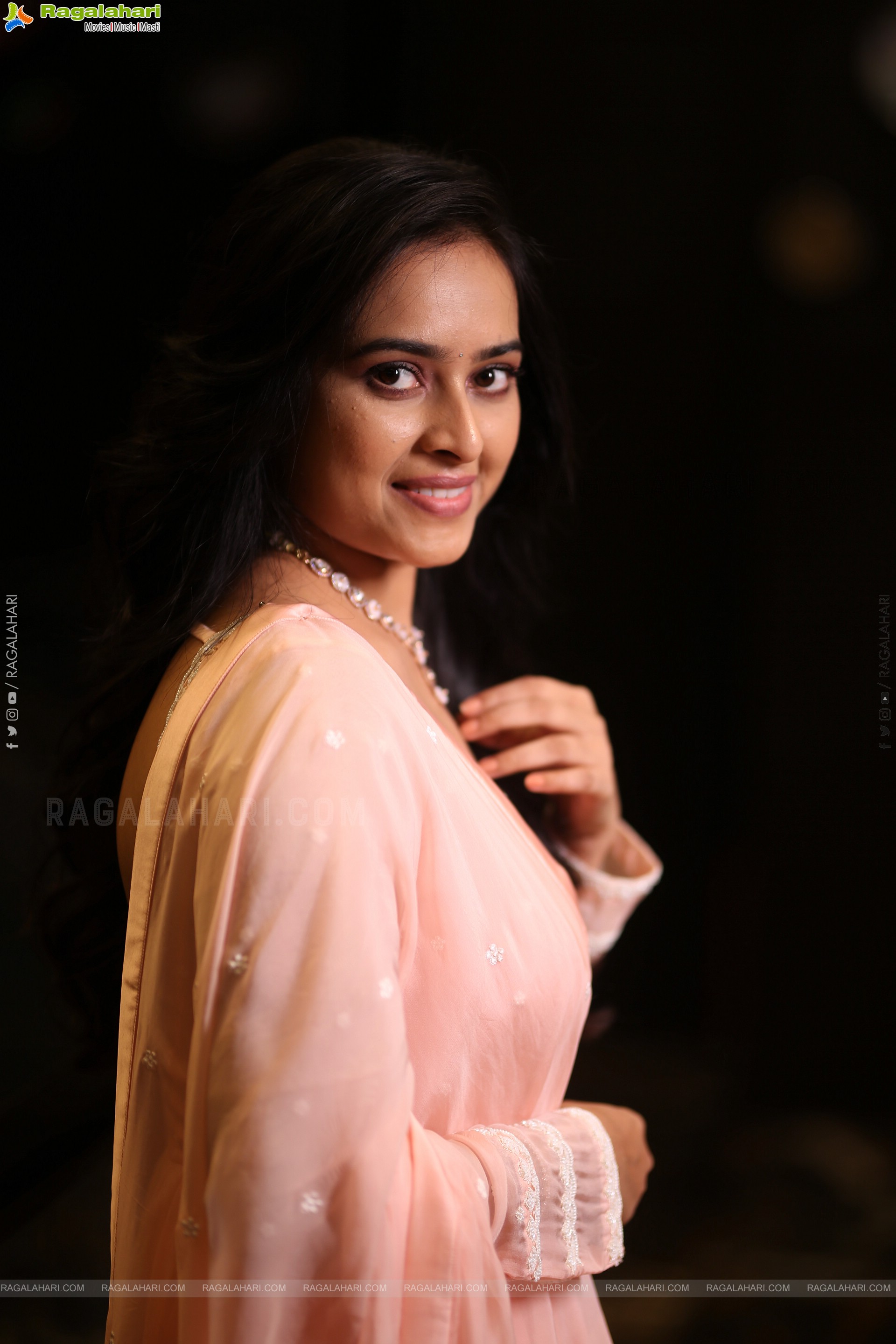 Heroine Sri Divya at Sathyam Sundaram Pre Release Event, HD Gallery