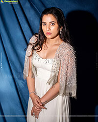 Komalee Prasad Photoshoot stills in White Dress, HD Gallery