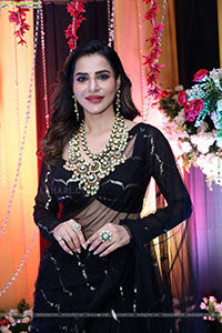 Ashu Reddy Poses with Traditional Jewellery, HD Gallery