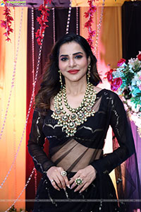 Ashu Reddy Poses with Traditional Jewellery, HD Gallery