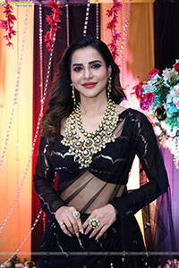 Ashu Reddy Poses with Traditional Jewellery, HD Gallery