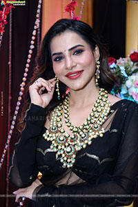 Ashu Reddy Poses with Traditional Jewellery, HD Gallery