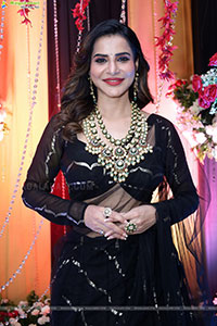 Ashu Reddy Poses with Traditional Jewellery, HD Gallery