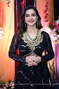 Ashu Reddy Poses with Traditional Jewellery, HD Gallery