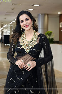 Ashu Reddy Poses with Traditional Jewellery, HD Gallery
