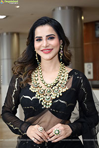 Ashu Reddy Poses with Traditional Jewellery, HD Gallery
