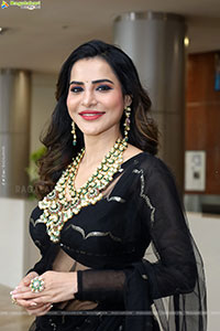 Ashu Reddy Poses with Traditional Jewellery, HD Gallery