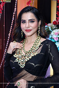 Ashu Reddy Poses with Traditional Jewellery, HD Gallery