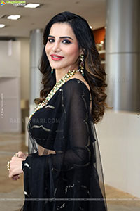 Ashu Reddy Poses with Traditional Jewellery, HD Gallery