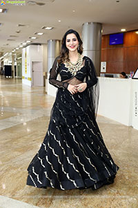 Ashu Reddy Poses with Traditional Jewellery, HD Gallery